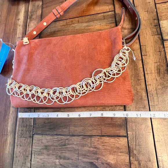 NWT INC Camel Lizard Crossbody bag with Gold tone chain in front - Picture 3 of 14